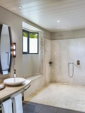 Modernes Badezimmer mit stilvoller Dusche und hellen Fliesen