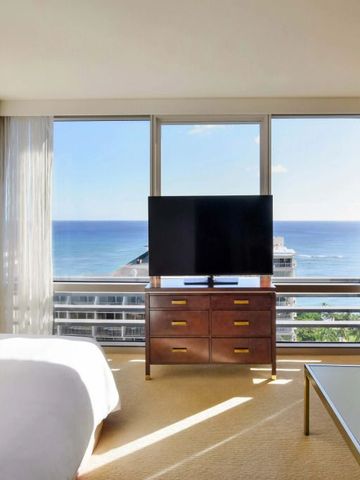 Helles Hotelzimmer mit Meerblick und großer Fensterfront