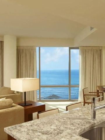 Luxuriöses Wohnzimmer mit Meerblick und moderner Küche