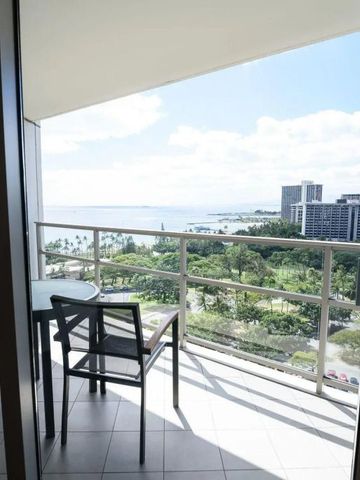 Balkon mit Sitzmöbeln und beeindruckendem Ausblick auf das Meer und die Umgebung.