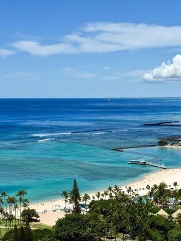 Panoramablick auf türkisfarbenes Meer und weißen Sandstrand