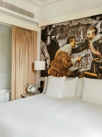Exklusives Hotelzimmer mit kunstvollem Wandbild und stilvollen Akzenten.