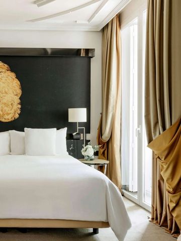 Helles Hotelzimmer mit eleganten Vorhängen und stilvoller Dekoration.