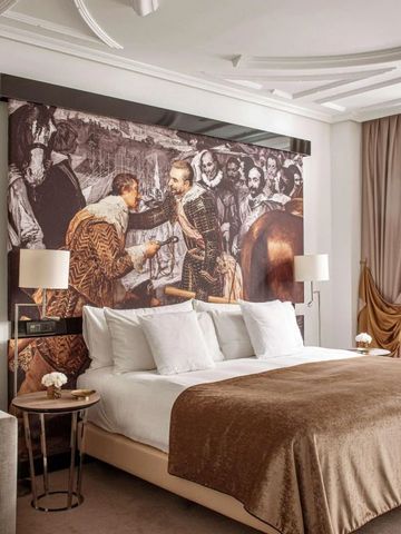 Luxuriöses Zimmer mit großem Doppelbett und historischem Wandgemälde