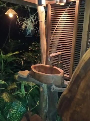 Rustikales Waschbecken mit natürlicher Umgebung im Freien