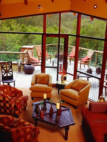 Geräumiger Loungebereich mit Panoramablick auf den Wald