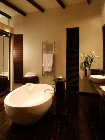 Dekadentes Badezimmer mit freistehender Badewanne und moderner Beleuchtung