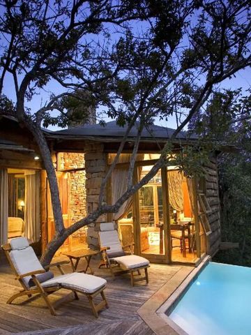 Exklusive Baumhausvilla mit privatem Pool bei Dämmerung