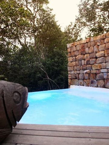 Privater Pool mit Natursteinmauer im Wald