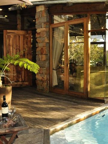 Privater Poolbereich mit Holzboden und großen Fenstern