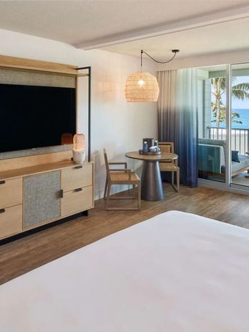 Modernes Zimmer mit großem TV und atemberaubender Aussicht aufs Meer