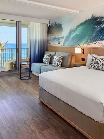 Luxuriöses Hotelzimmer mit Meerblick und modernem Dekor