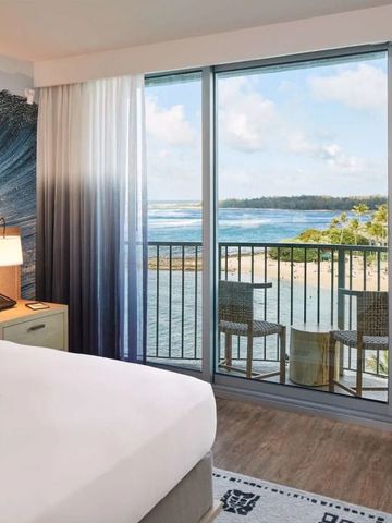 Hotelzimmer mit Balkon und Blick auf den Strand und das Meer