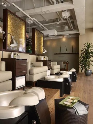 Spa-Bereich mit Pediküre-Stationen und großen Fenstern