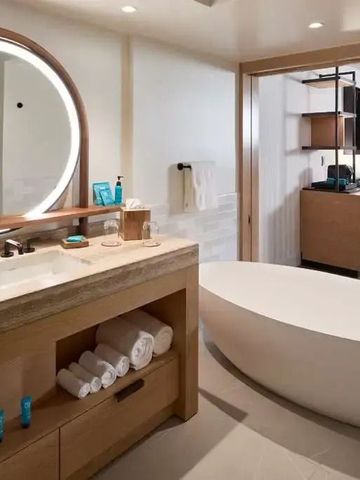 Modernes Badezimmer mit großer Badewanne und stilvollen Armaturen