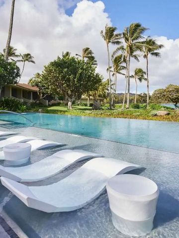 Infinity Pool mit Liegeflächen und Palmen im Hintergrund am Ritz-Carlton O‘ahu