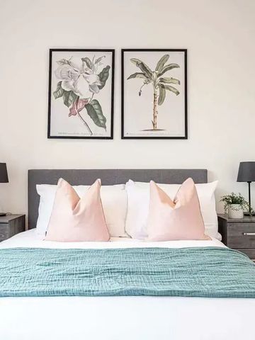 Minimalistisch eingerichtetes Schlafzimmer mit eleganten Nachttischen