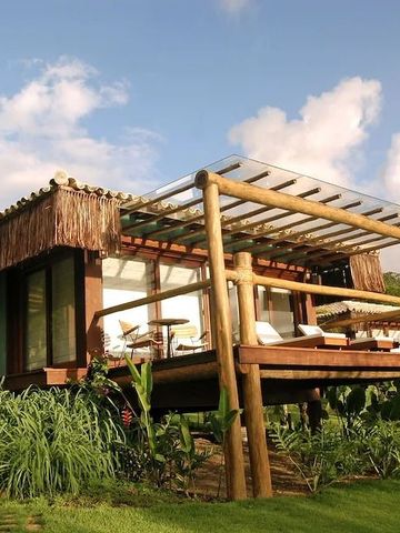 Luxuriöse Bungalow-Villa mit Glasfront und Terrasse im Grünen