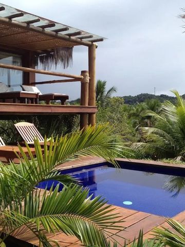 Privater Pool mit Liegen und Palmen auf einer Terrasse