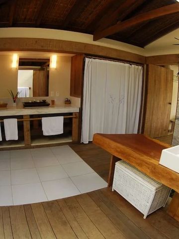 Geräumiges Badezimmer mit Holzelementen und Pflanzen