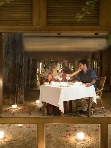 Romantisches Abendessen bei Kerzenschein in einem luxuriösen Hotelrestaurant