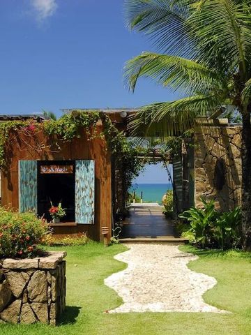 Grüner Gartenpfad zu einem tropischen Eingang mit Meerblick