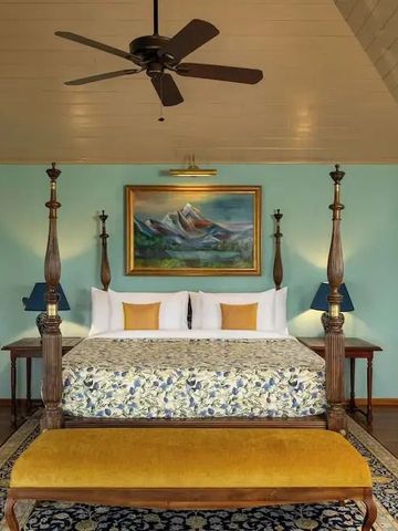 Einladendes Bett mit kunstvoller Verzierung im UGA Halloowella Hotel