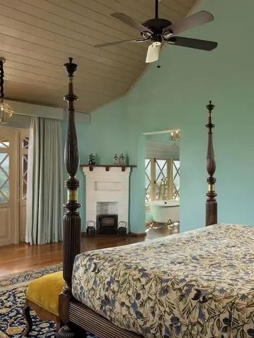 Geräumiges Zimmer mit gemütlichem Ambiente und französischen Türen im UGA Halloowella Hotel