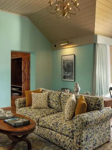 Luxuriöser Wohnbereich mit üppiger Dekoration im UGA Halloowella Hotel