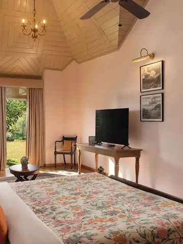 Gemütliches Hotelzimmer mit charmantem Holzdach und Blick ins Grüne.