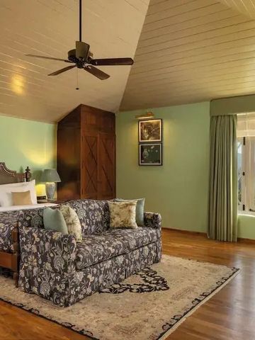 Großzügiges Schlafzimmer mit Holzdekor und großen Fenstern.