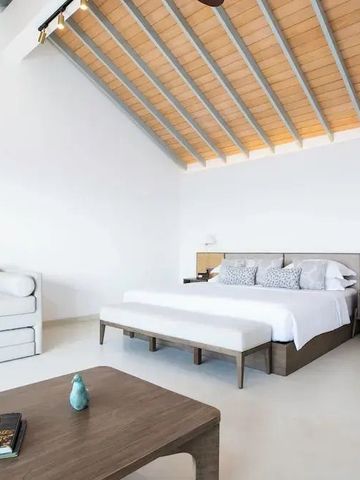 Geräumiges Zimmer mit modernem Holzgebälk und eleganter Innenausstattung