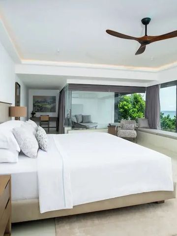 Zimmer mit Panoramafenster und Blick auf das Meer, stilvolle Einrichtung