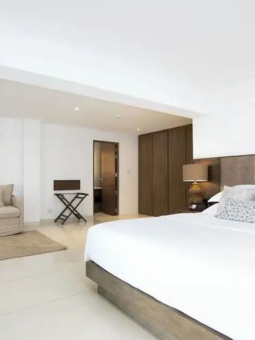 Geräumiges Zimmer mit einem großen Bett und stilvoller Einrichtung