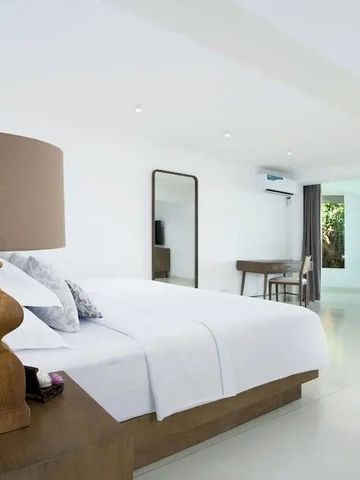 Helles Zimmer mit Holzdetails und modernem Design