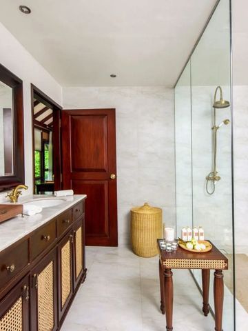 Elegantes Badezimmer mit Dusche und dunklen Holzmöbeln