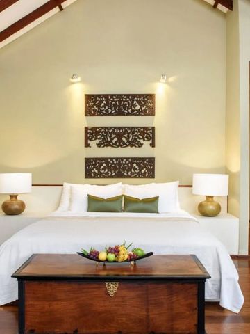 Helles Schlafzimmer mit stilvollen Wanddekorationen und Holztisch