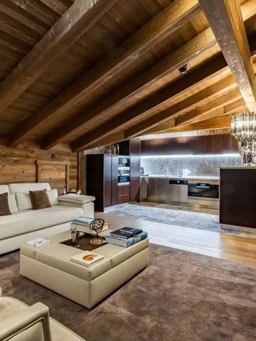 Luxuriöses Wohnzimmer einer Suite mit Holzbalken und Designer-Küche