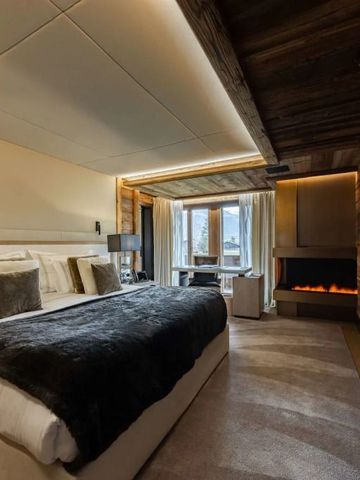 Gemütliches Schlafzimmer mit modernem Kamin und luxuriöser Einrichtung