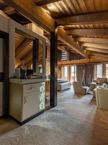 Elegantes Wohnzimmer mit Holzbalkendecke und modernen Möbeln