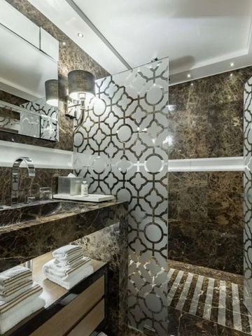 Modernes Badezimmer mit marmorierter Dusche und Waschtisch