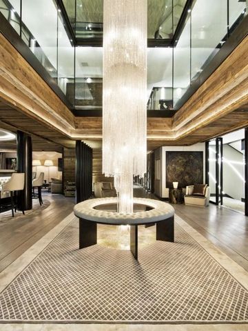Elegante Hotellobby mit großem Kristalllüster