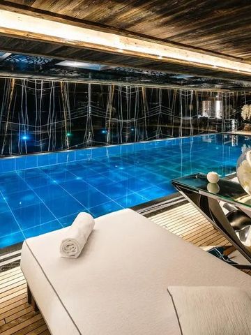 Innenpool mit Liege und stilvollem Interieur