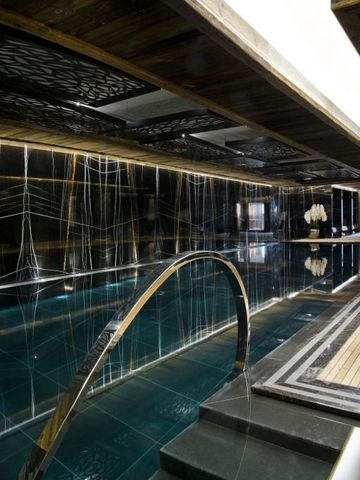 Luxuriöser Innenpool mit elegantem Design und Holzelementen