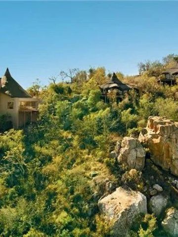 Luftaufnahme der Ulusaba Rock Lodge eingebettet in die Natur auf einem Hügel.