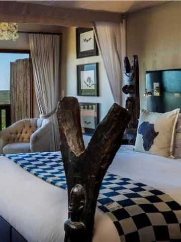 Elegantes Schlafzimmer mit Blick auf die Landschaft und stilvoller Dekoration.