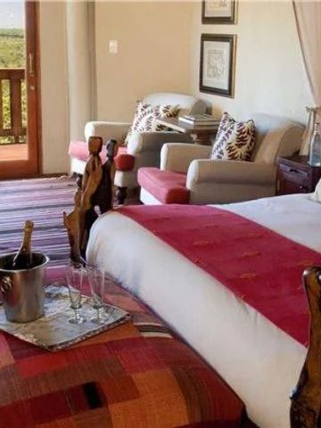 Gemütliches Schlafzimmer mit Balkon und afrikanisch inspiriertem Design.