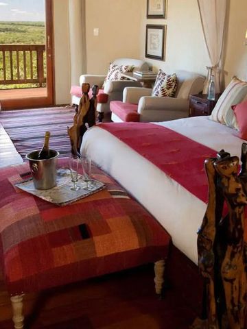 Geräumiges Hotelzimmer mit eleganter Dekoration und Balkon