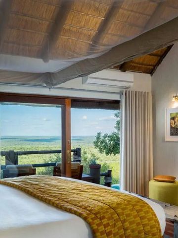 Gemütliches Hotelzimmer mit großem Fenster und herrlichem Ausblick