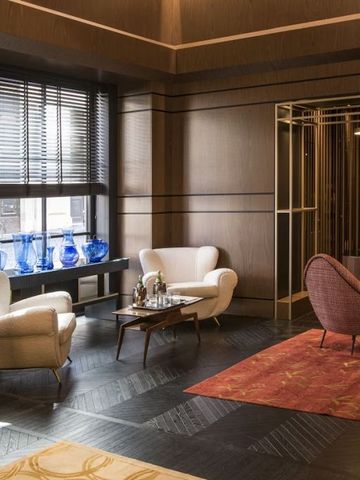 Elegante Hotellobby mit modernen Sesseln und dezenter Beleuchtung.